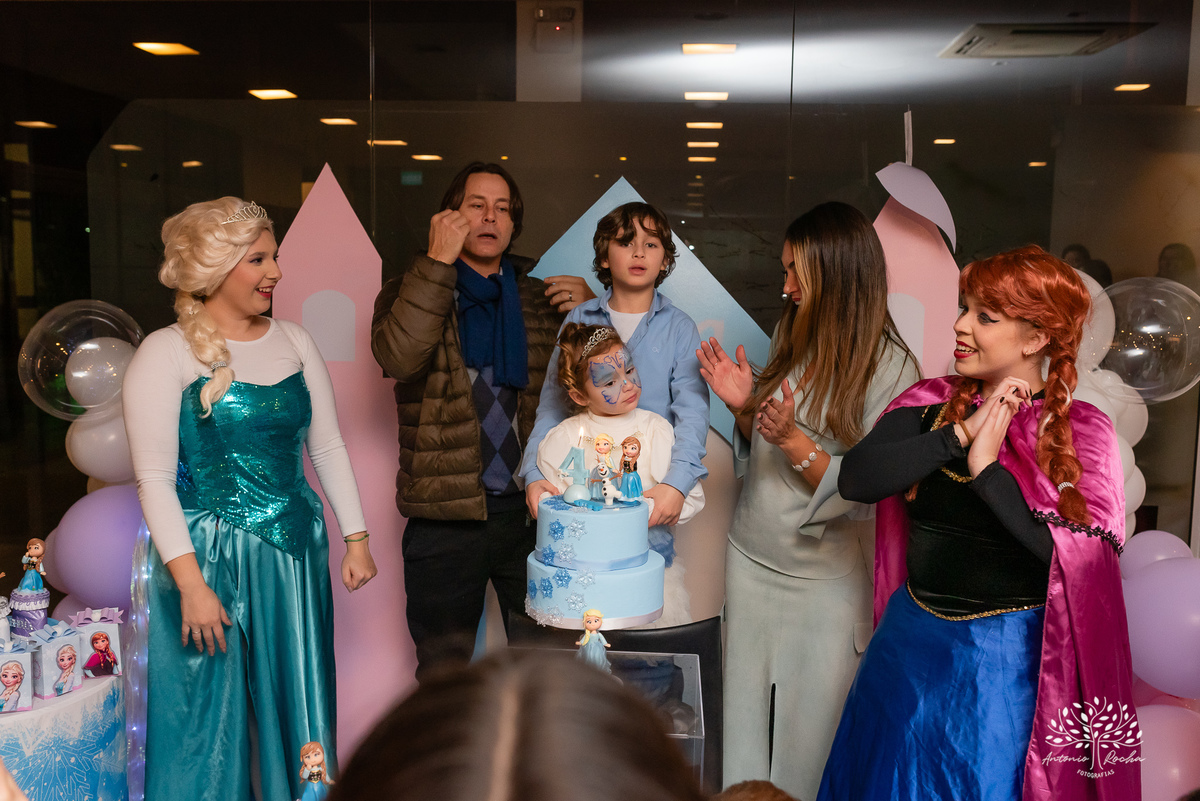 Aniversário - Bhella - 4 anos - Frozen - Família - Amigos - Cidade natal - Theo - Kifuzarka - Elsa - Anna - Castelo - Decoração - Parabéns - Personalidade - Presentes - Thor - Ana Raphaela-Fotografia - Antonio Rocha Fotografias-Becker-Pelotas