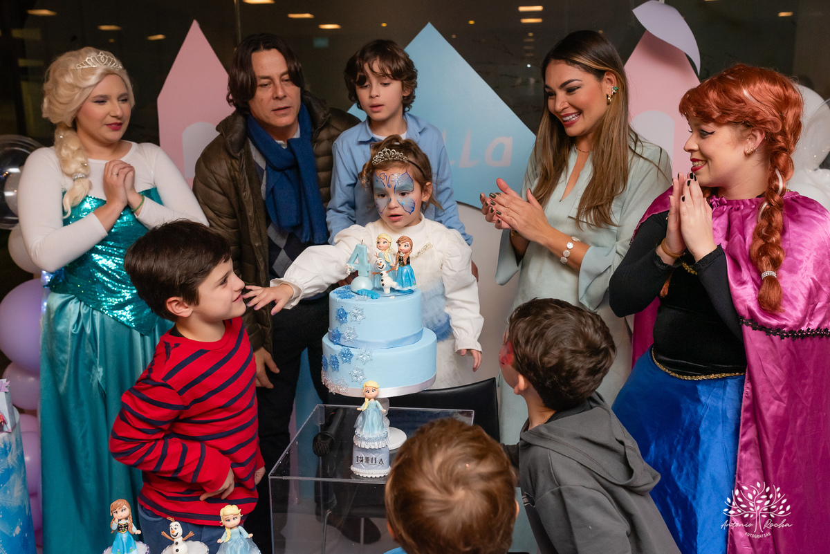 Aniversário - Bhella - 4 anos - Frozen - Família - Amigos - Cidade natal - Theo - Kifuzarka - Elsa - Anna - Castelo - Decoração - Parabéns - Personalidade - Presentes - Thor - Ana Raphaela-Fotografia - Antonio Rocha Fotografias-Becker-Pelotas