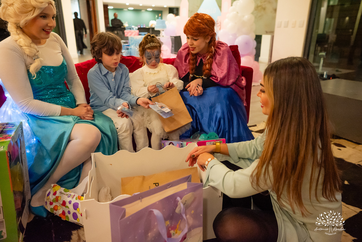 Aniversário - Bhella - 4 anos - Frozen - Família - Amigos - Cidade natal - Theo - Kifuzarka - Elsa - Anna - Castelo - Decoração - Parabéns - Personalidade - Presentes - Thor - Ana Raphaela-Fotografia - Antonio Rocha Fotografias-Becker-Pelotas