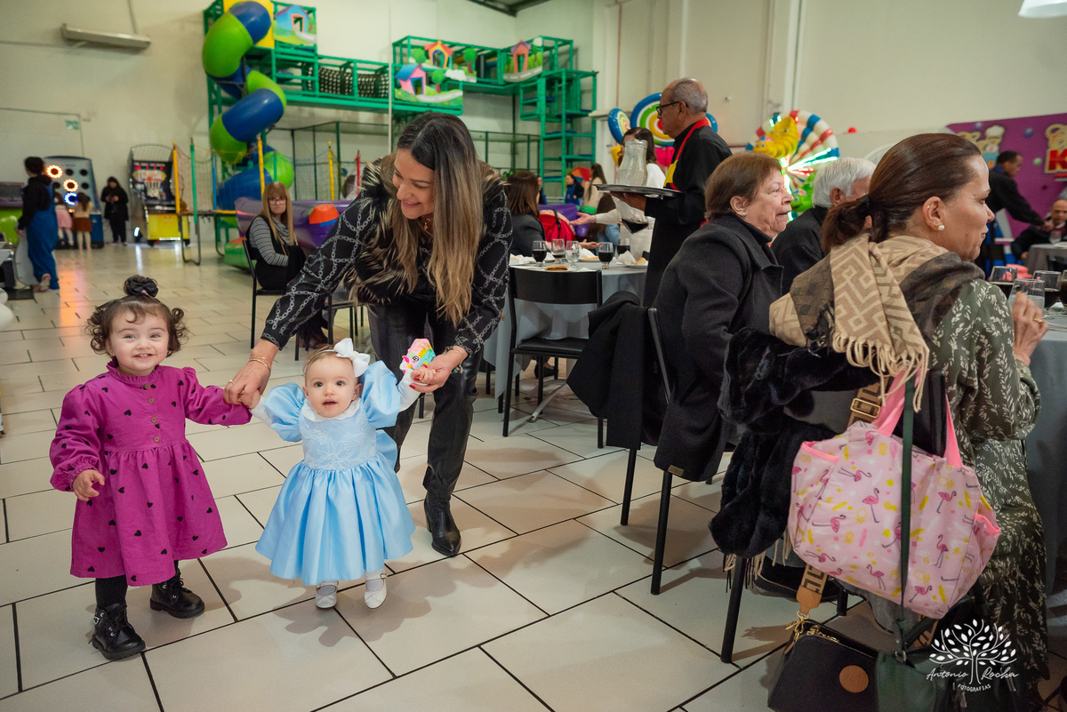 aniversário - primeiro aninho - princesa - Luiza - família - Rio de Janeiro - comemoração - familiares - amigos - diversão –reencontros-Cinderela - memórias – decoração-crianças-doces deliciosos - felicidade - Antonio Rocha Fotografias-pelotas