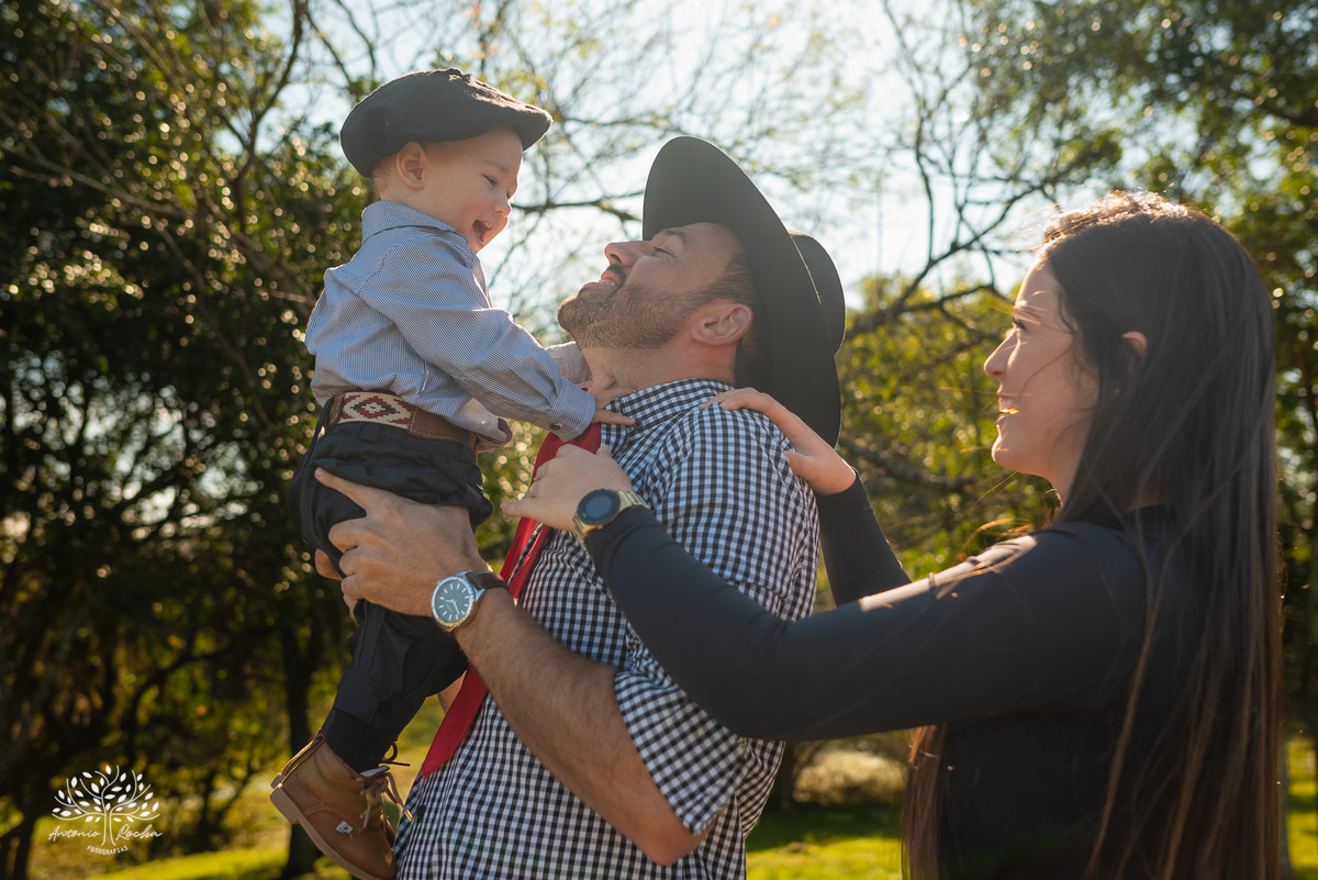 ensaio de primeiro aninho-fotografia de família-gestação-ensaio de gestante-pré-festa - Francisco-Carol-Roger-vovó Sandra-dinda Bianca-dindo Lucas-fotografia infantil-sorriso—contagiante-confiança-fotografia profissional-Antonio Rocha Fotografias-Pelotas