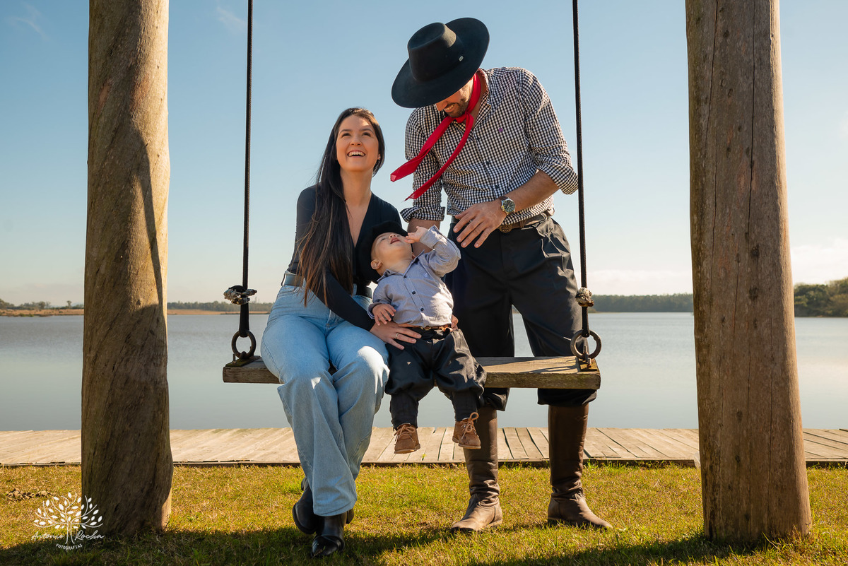 ensaio de primeiro aninho-fotografia de família-gestação-ensaio de gestante-pré-festa - Francisco-Carol-Roger-vovó Sandra-dinda Bianca-dindo Lucas-fotografia infantil-sorriso—contagiante-confiança-fotografia profissional-Antonio Rocha Fotografias-Pelotas