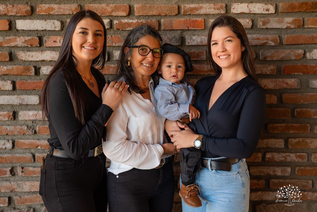ensaio de primeiro aninho-fotografia de família-gestação-ensaio de gestante-pré-festa - Francisco-Carol-Roger-vovó Sandra-dinda Bianca-dindo Lucas-fotografia infantil-sorriso—contagiante-confiança-fotografia profissional-Antonio Rocha Fotografias-Pelotas