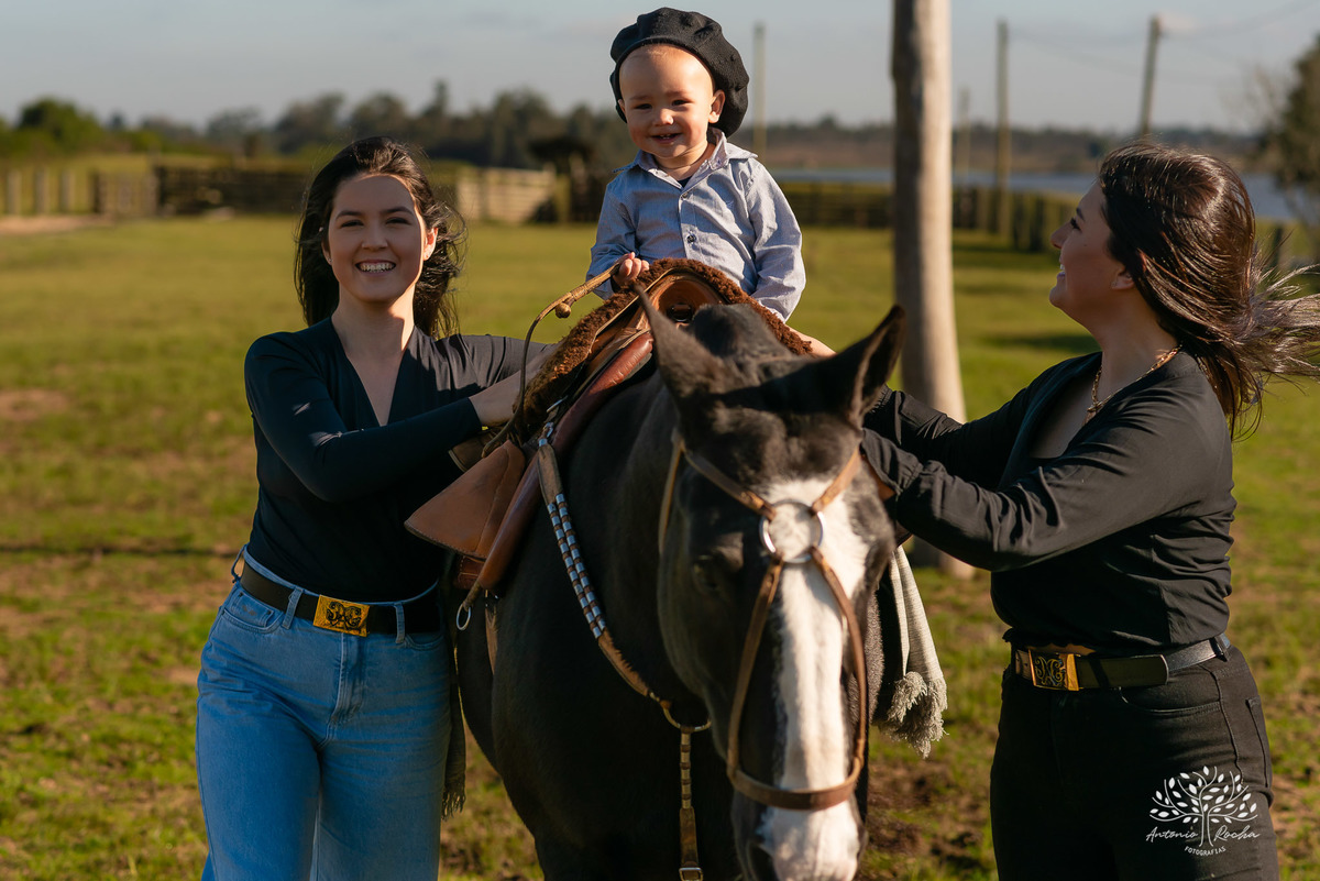 ensaio de primeiro aninho-fotografia de família-gestação-ensaio de gestante-pré-festa - Francisco-Carol-Roger-vovó Sandra-dinda Bianca-dindo Lucas-fotografia infantil-sorriso—contagiante-confiança-fotografia profissional-Antonio Rocha Fotografias-Pelotas