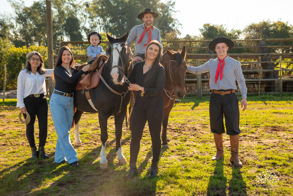 ensaio de primeiro aninho-fotografia de família-gestação-ensaio de gestante-pré-festa - Francisco-Carol-Roger-vovó Sandra-dinda Bianca-dindo Lucas-fotografia infantil-sorriso—contagiante-confiança-fotografia profissional-Antonio Rocha Fotografias-Pelotas