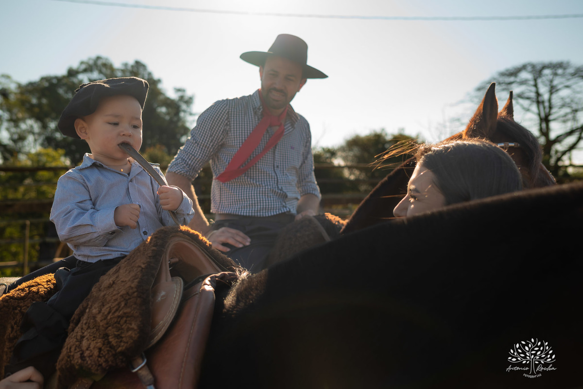ensaio de primeiro aninho-fotografia de família-gestação-ensaio de gestante-pré-festa - Francisco-Carol-Roger-vovó Sandra-dinda Bianca-dindo Lucas-fotografia infantil-sorriso—contagiante-confiança-fotografia profissional-Antonio Rocha Fotografias-Pelotas