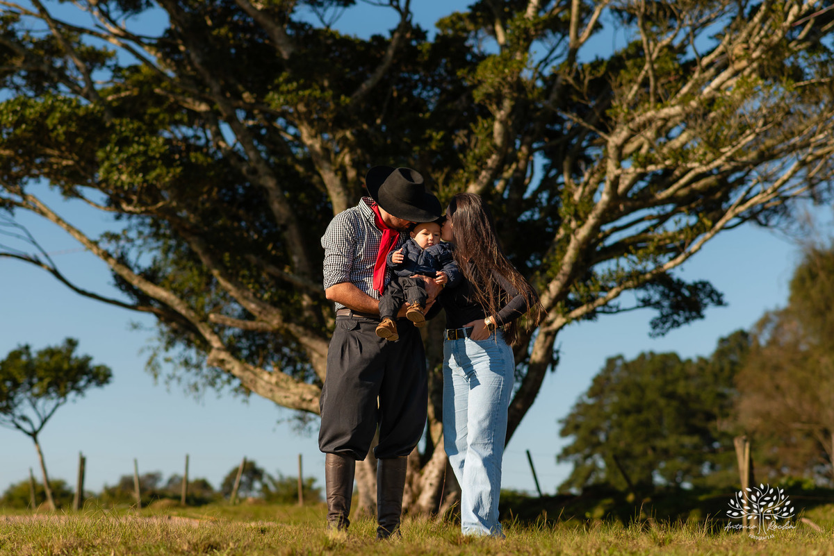 ensaio de primeiro aninho-fotografia de família-gestação-ensaio de gestante-pré-festa - Francisco-Carol-Roger-vovó Sandra-dinda Bianca-dindo Lucas-fotografia infantil-sorriso—contagiante-confiança-fotografia profissional-Antonio Rocha Fotografias-Pelotas