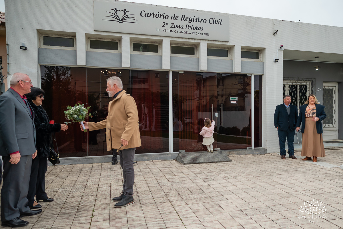 Casamento - celebração do amor - cerimônia no cartório - pajens - filhos do casal - espontaneidade - fotografia de casamento - abraços e dança - confiança no fotógrafo - registro de momentos - fotógrafo de casamento – Antonio Rocha Fotografias - Pelotas