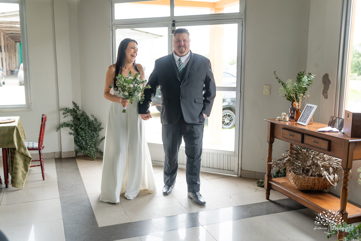 Casamento - celebração do amor - cerimônia no cartório - pajens - filhos do casal - espontaneidade - fotografia de casamento - abraços e dança - confiança no fotógrafo - registro de momentos - fotógrafo de casamento – Antonio Rocha Fotografias - Pelotas