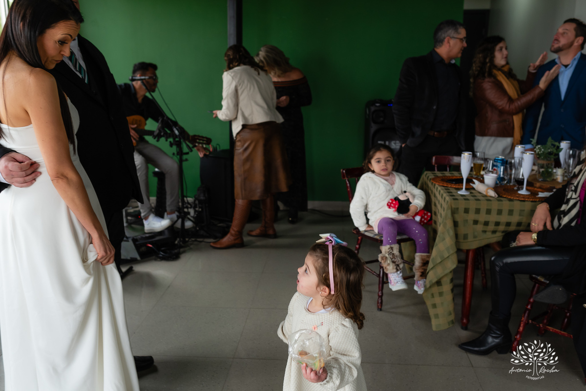 Casamento - celebração do amor - cerimônia no cartório - pajens - filhos do casal - espontaneidade - fotografia de casamento - abraços e dança - confiança no fotógrafo - registro de momentos - fotógrafo de casamento – Antonio Rocha Fotografias - Pelotas