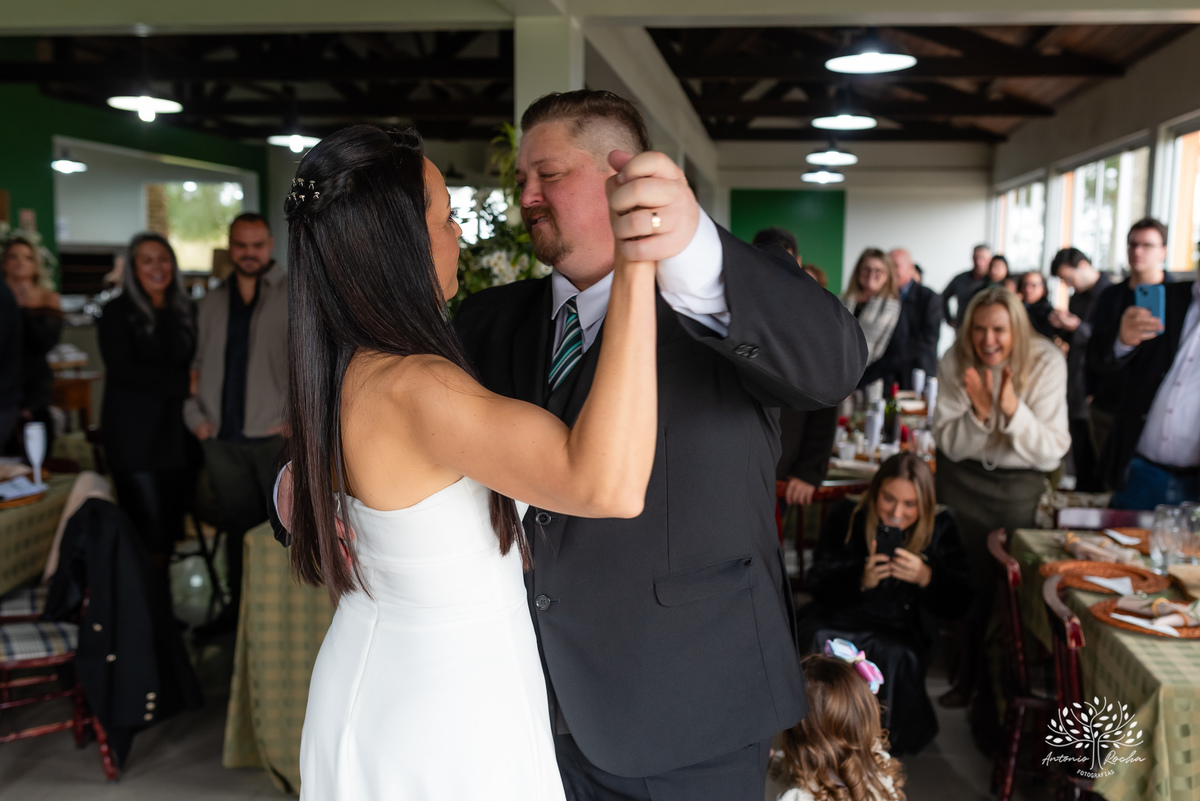 Casamento - celebração do amor - cerimônia no cartório - pajens - filhos do casal - espontaneidade - fotografia de casamento - abraços e dança - confiança no fotógrafo - registro de momentos - fotógrafo de casamento – Antonio Rocha Fotografias - Pelotas