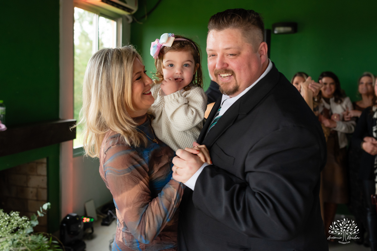 Casamento - celebração do amor - cerimônia no cartório - pajens - filhos do casal - espontaneidade - fotografia de casamento - abraços e dança - confiança no fotógrafo - registro de momentos - fotógrafo de casamento – Antonio Rocha Fotografias - Pelotas