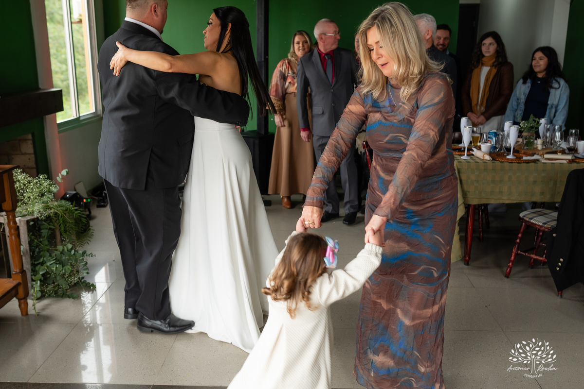 Casamento - celebração do amor - cerimônia no cartório - pajens - filhos do casal - espontaneidade - fotografia de casamento - abraços e dança - confiança no fotógrafo - registro de momentos - fotógrafo de casamento – Antonio Rocha Fotografias - Pelotas