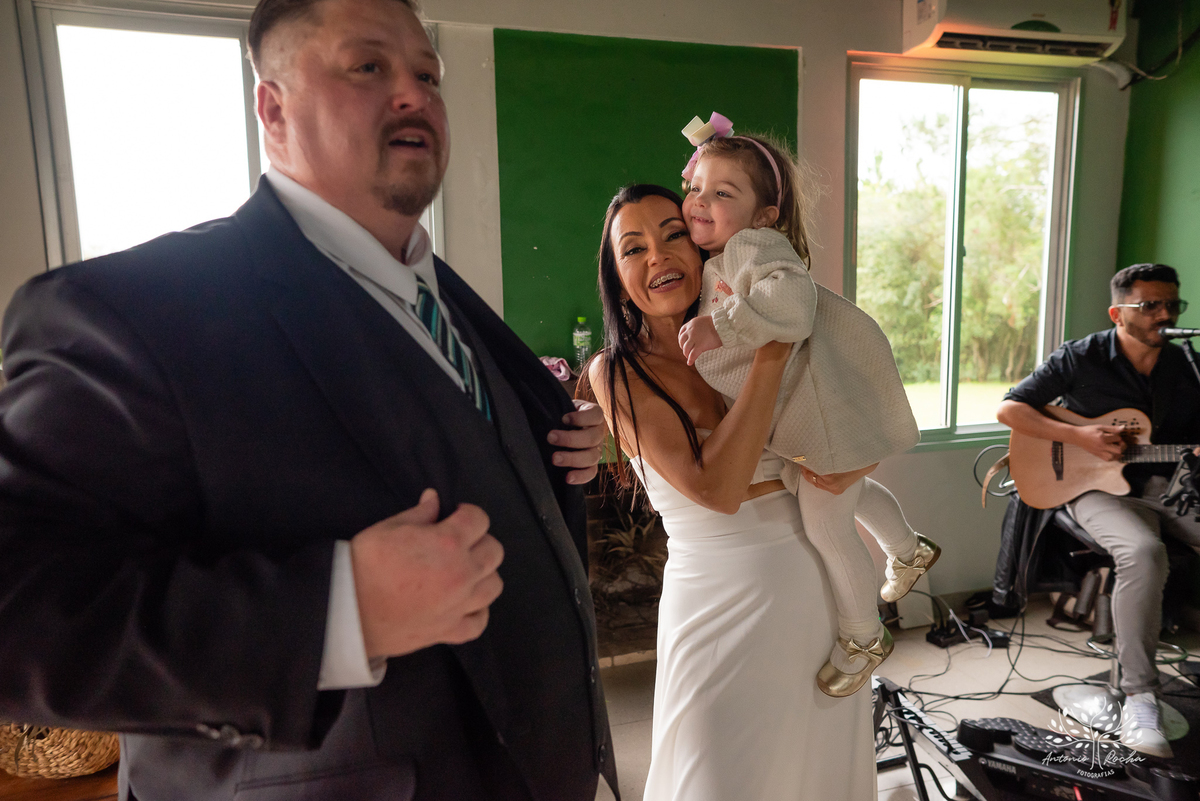 Casamento - celebração do amor - cerimônia no cartório - pajens - filhos do casal - espontaneidade - fotografia de casamento - abraços e dança - confiança no fotógrafo - registro de momentos - fotógrafo de casamento – Antonio Rocha Fotografias - Pelotas