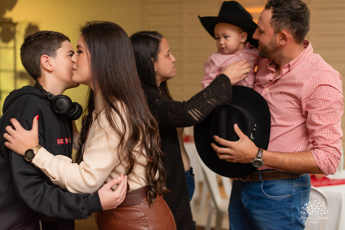 fotografia infantil - ensaio de gestante - aniversário de 1 ano - Velho Oeste - Morada do Sol - - ensaio ao ar livre – fotografia de festa - tio Antonio Rocha Fotografias – Pelotas - aniversário infantil - ensaio fotográfico - fotografia profissional