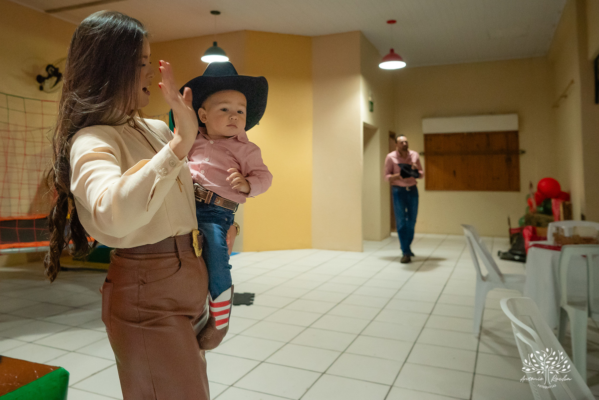 fotografia infantil - ensaio de gestante - aniversário de 1 ano - Velho Oeste - Morada do Sol - - ensaio ao ar livre – fotografia de festa - tio Antonio Rocha Fotografias – Pelotas - aniversário infantil - ensaio fotográfico - fotografia profissional