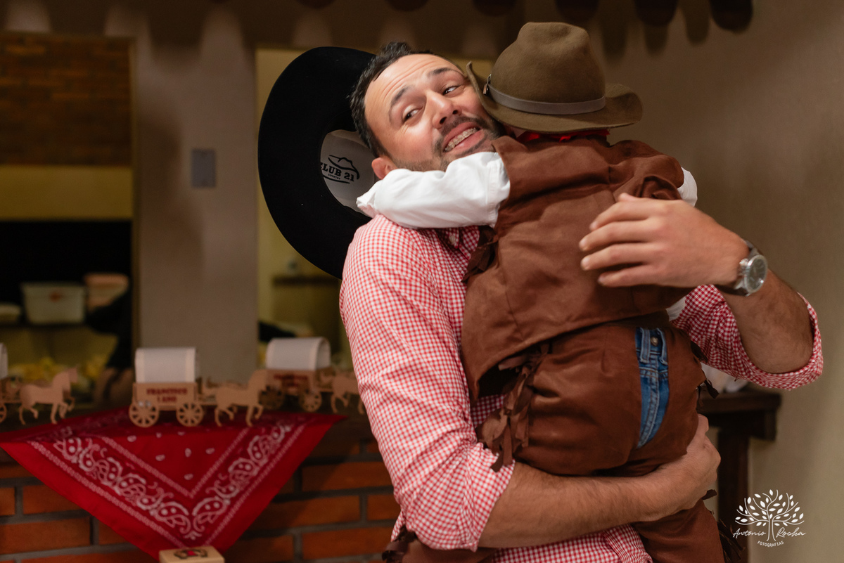 fotografia infantil - ensaio de gestante - aniversário de 1 ano - Velho Oeste - Morada do Sol - - ensaio ao ar livre – fotografia de festa - tio Antonio Rocha Fotografias – Pelotas - aniversário infantil - ensaio fotográfico - fotografia profissional