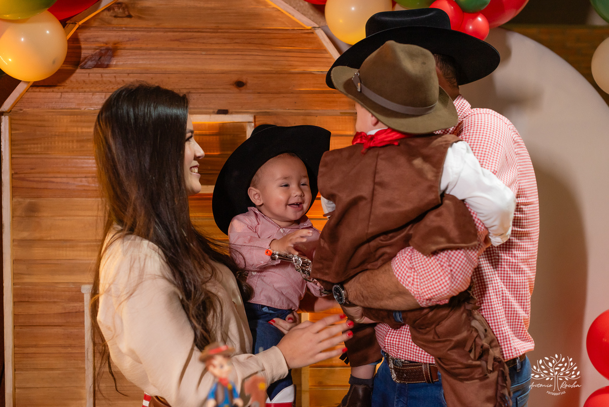fotografia infantil - ensaio de gestante - aniversário de 1 ano - Velho Oeste - Morada do Sol - - ensaio ao ar livre – fotografia de festa - tio Antonio Rocha Fotografias – Pelotas - aniversário infantil - ensaio fotográfico - fotografia profissional