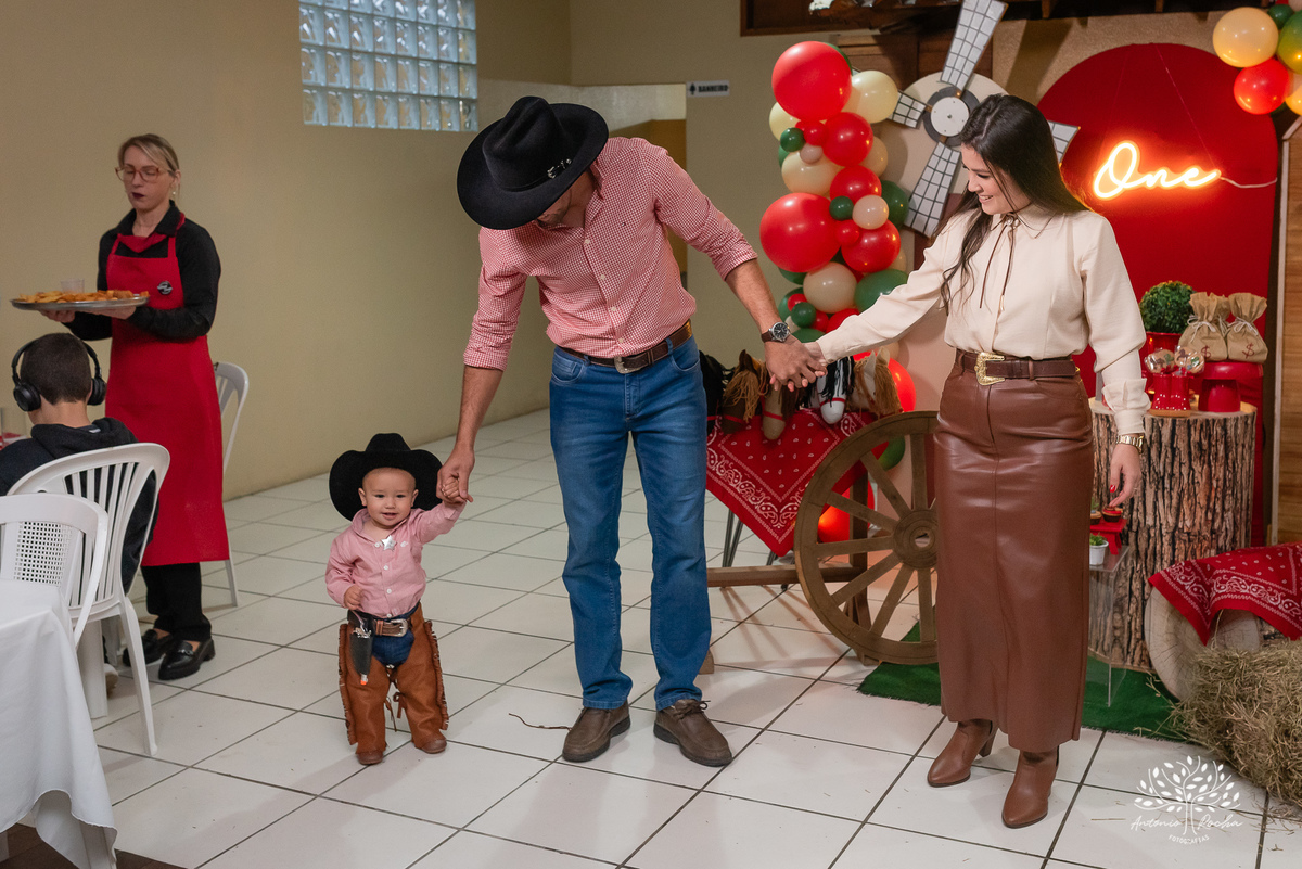 fotografia infantil - ensaio de gestante - aniversário de 1 ano - Velho Oeste - Morada do Sol - - ensaio ao ar livre – fotografia de festa - tio Antonio Rocha Fotografias – Pelotas - aniversário infantil - ensaio fotográfico - fotografia profissional