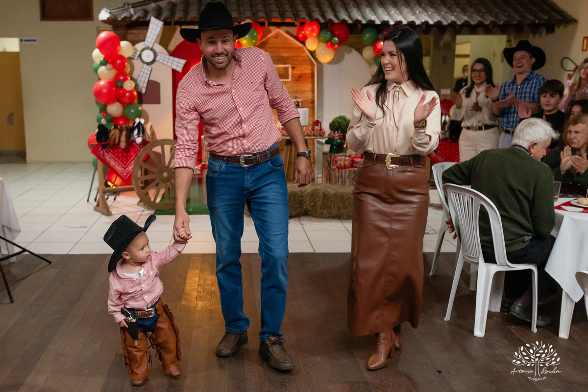 fotografia infantil - ensaio de gestante - aniversário de 1 ano - Velho Oeste - Morada do Sol - - ensaio ao ar livre – fotografia de festa - tio Antonio Rocha Fotografias – Pelotas - aniversário infantil - ensaio fotográfico - fotografia profissional