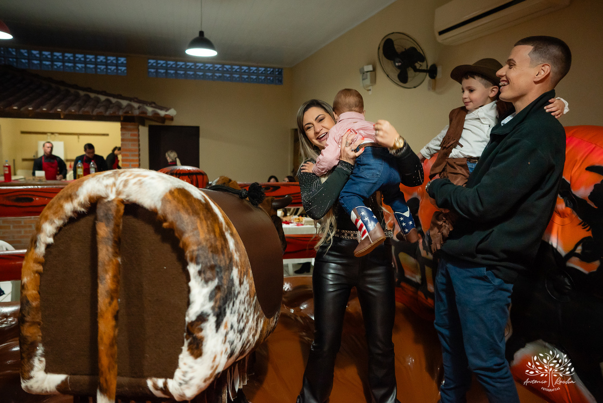 fotografia infantil - ensaio de gestante - aniversário de 1 ano - Velho Oeste - Morada do Sol - - ensaio ao ar livre – fotografia de festa - tio Antonio Rocha Fotografias – Pelotas - aniversário infantil - ensaio fotográfico - fotografia profissional