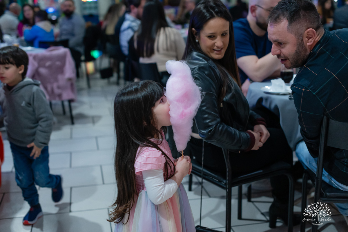 aniversário infantil - 4 anos - Maria Eduarda - Madu - festa temática - unicórnio - fotografia infantil - espontaneidade - alegria - infância feliz - fotógrafo profissional - Amâncio Jorge - brinquedos - algodão doce – Antonio Rocha Fotografias - Pelotas