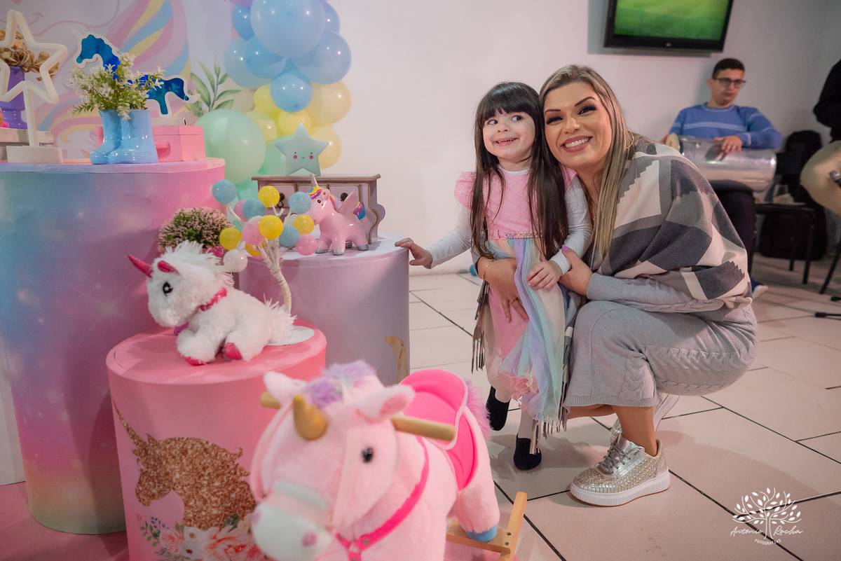 aniversário infantil - 4 anos - Maria Eduarda - Madu - festa temática - unicórnio - fotografia infantil - espontaneidade - alegria - infância feliz - fotógrafo profissional - Amâncio Jorge - brinquedos - algodão doce – Antonio Rocha Fotografias - Pelotas