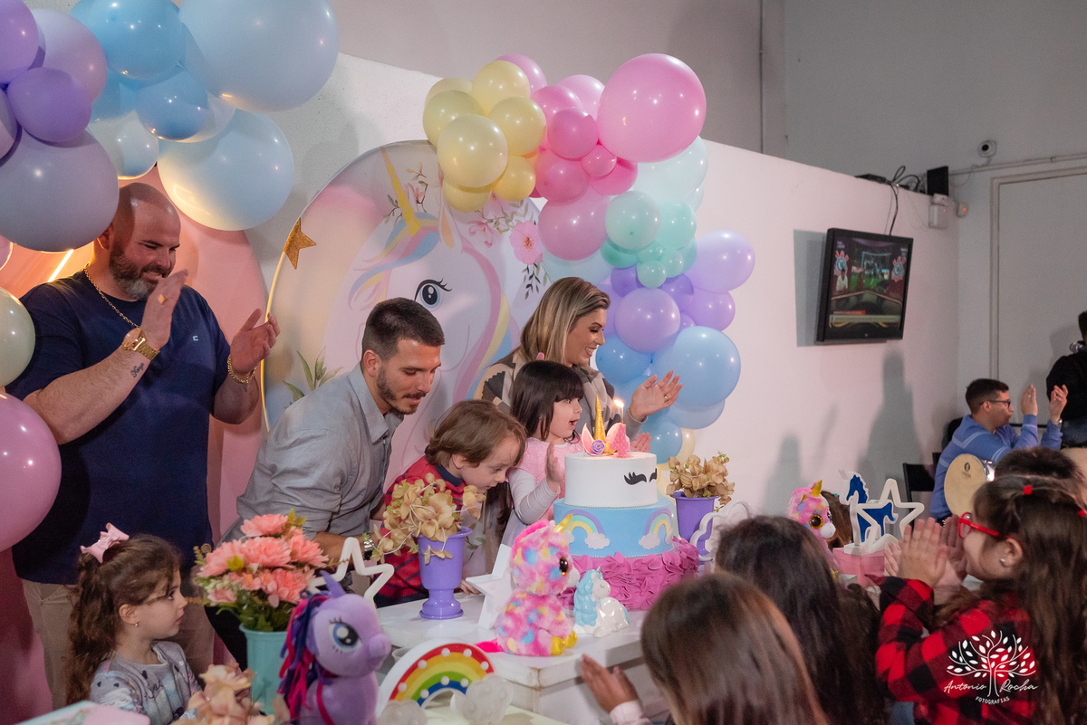 aniversário infantil - 4 anos - Maria Eduarda - Madu - festa temática - unicórnio - fotografia infantil - espontaneidade - alegria - infância feliz - fotógrafo profissional - Amâncio Jorge - brinquedos - algodão doce – Antonio Rocha Fotografias - Pelotas