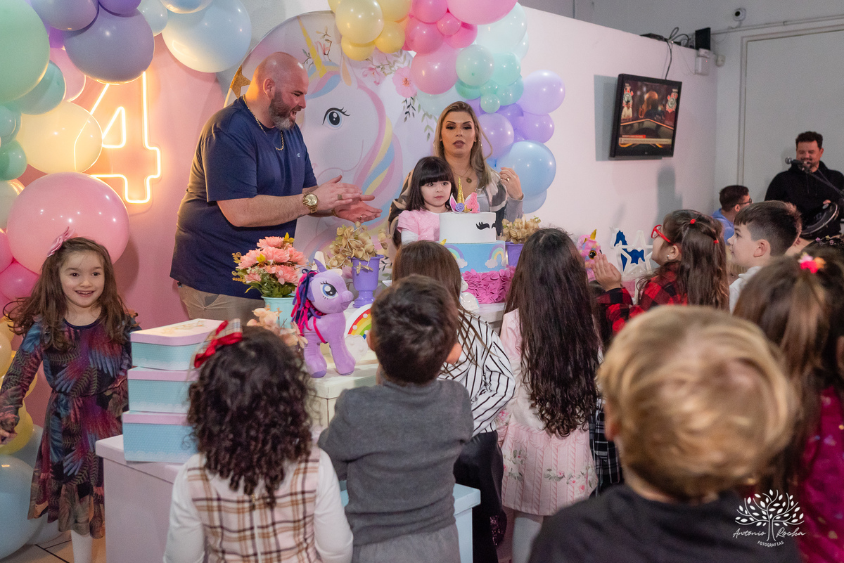 aniversário infantil - 4 anos - Maria Eduarda - Madu - festa temática - unicórnio - fotografia infantil - espontaneidade - alegria - infância feliz - fotógrafo profissional - Amâncio Jorge - brinquedos - algodão doce – Antonio Rocha Fotografias - Pelotas