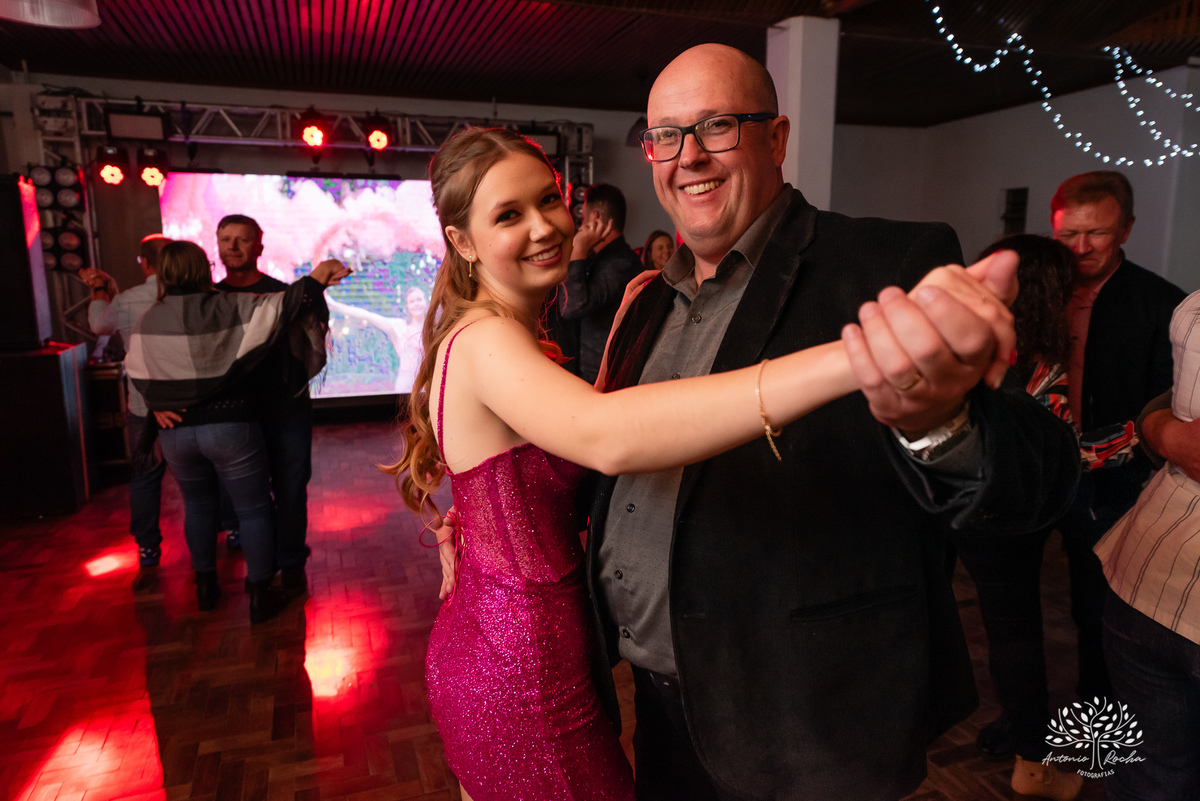 comemoração - aniversário de 18 anos - Luisa - - fotos externas - dança com pai - momento especial - amigos e familiares - Antonio Rocha Fotografias - fotografia de evento - ensaio fotográfico - magia 15 anos - registro fotográfico – Pelotas - Corrientes