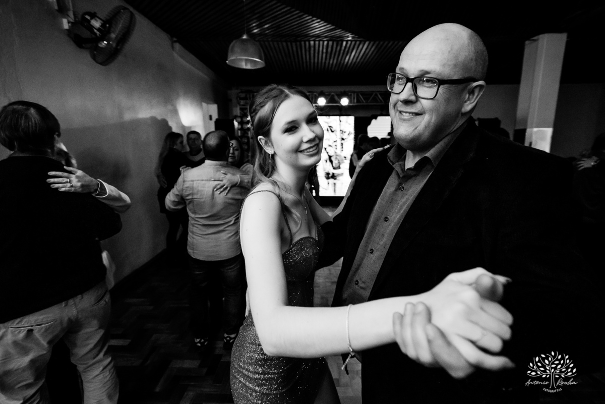 comemoração - aniversário de 18 anos - Luisa - - fotos externas - dança com pai - momento especial - amigos e familiares - Antonio Rocha Fotografias - fotografia de evento - ensaio fotográfico - magia 15 anos - registro fotográfico – Pelotas - Corrientes