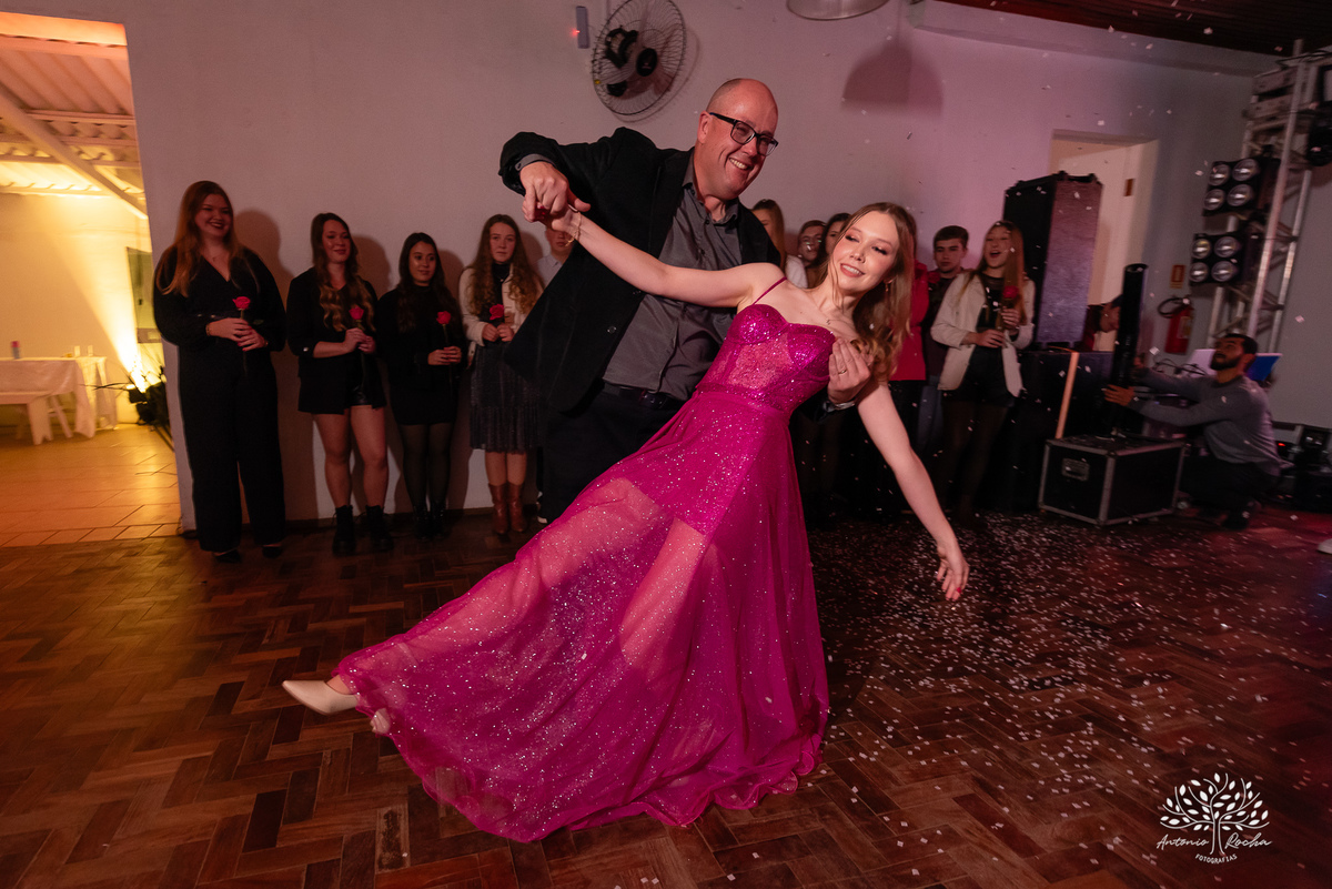 comemoração - aniversário de 18 anos - Luisa - - fotos externas - dança com pai - momento especial - amigos e familiares - Antonio Rocha Fotografias - fotografia de evento - ensaio fotográfico - magia 15 anos - registro fotográfico – Pelotas - Corrientes