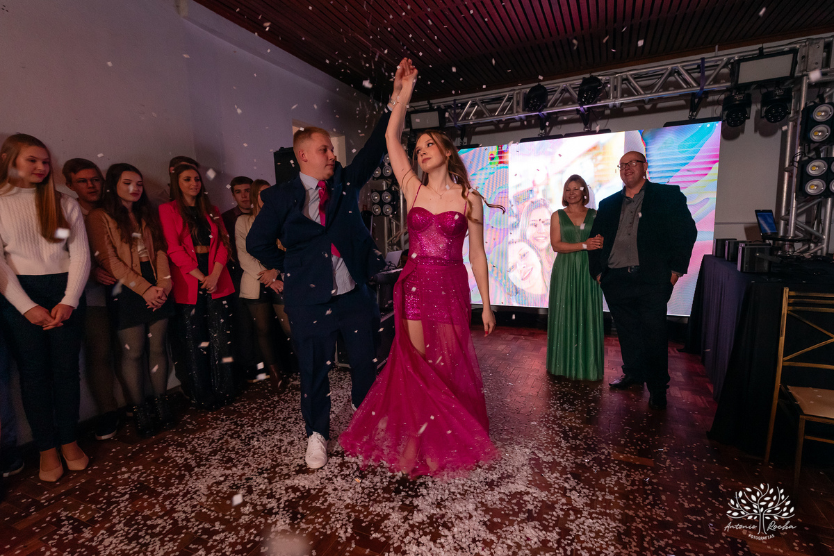 comemoração - aniversário de 18 anos - Luisa - - fotos externas - dança com pai - momento especial - amigos e familiares - Antonio Rocha Fotografias - fotografia de evento - ensaio fotográfico - magia 15 anos - registro fotográfico – Pelotas - Corrientes