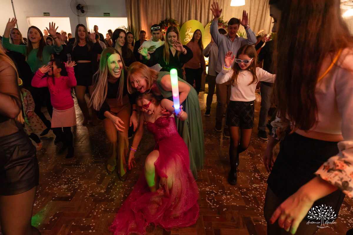 comemoração - aniversário de 18 anos - Luisa - - fotos externas - dança com pai - momento especial - amigos e familiares - Antonio Rocha Fotografias - fotografia de evento - ensaio fotográfico - magia 15 anos - registro fotográfico – Pelotas - Corrientes