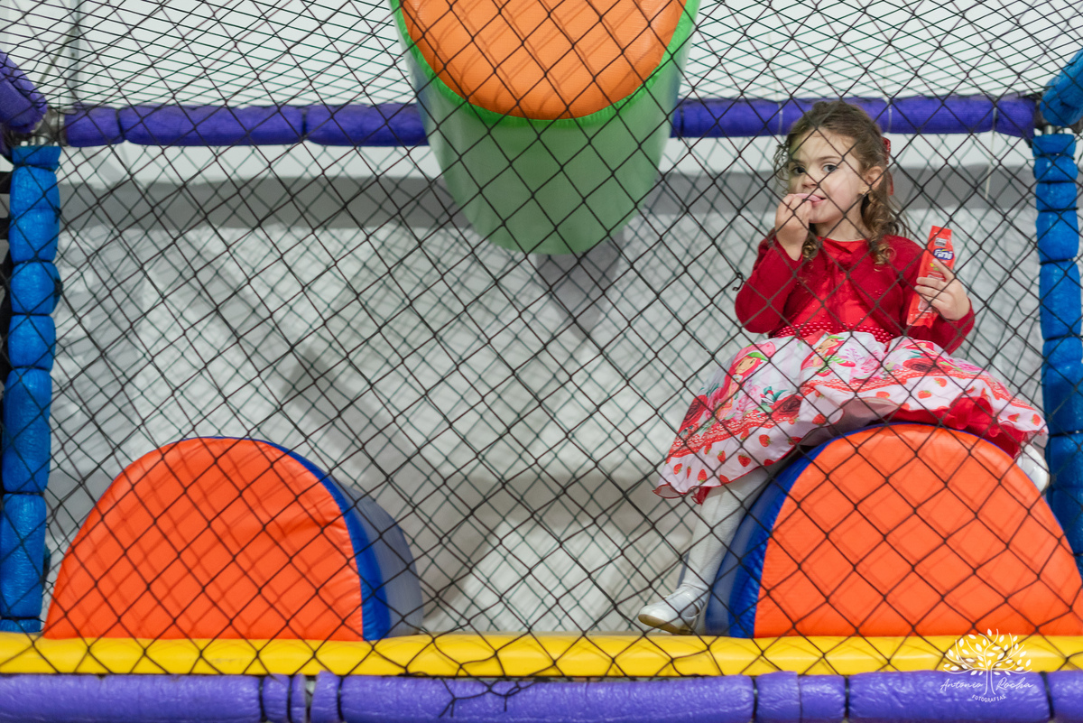 Martina - infância - festa de 4 anos - espontaneidade - brincadeiras - fotografia infantil - celebração em família - fotografias de aniversário - registro fotográfico - Antonio Rocha Fotografias – Pelotas – cassia noble festas - Kopereck