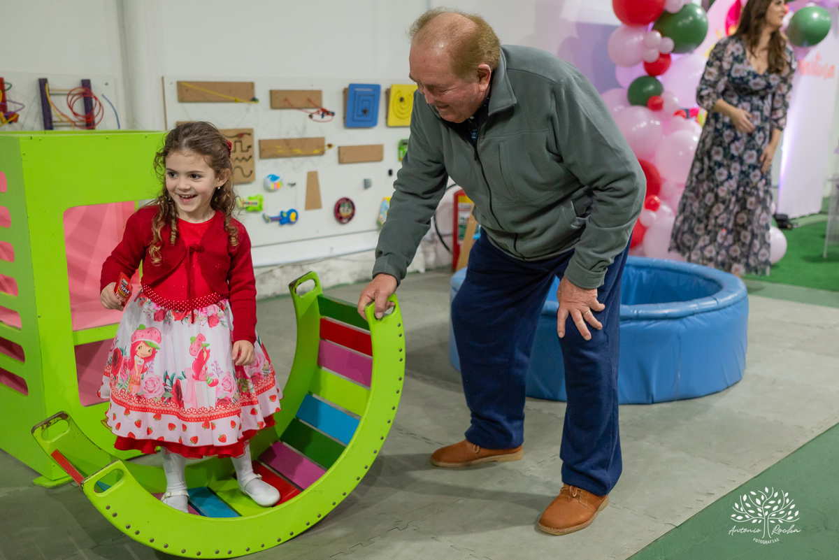 Martina - infância - festa de 4 anos - espontaneidade - brincadeiras - fotografia infantil - celebração em família - fotografias de aniversário - registro fotográfico - Antonio Rocha Fotografias – Pelotas – cassia noble festas - Kopereck