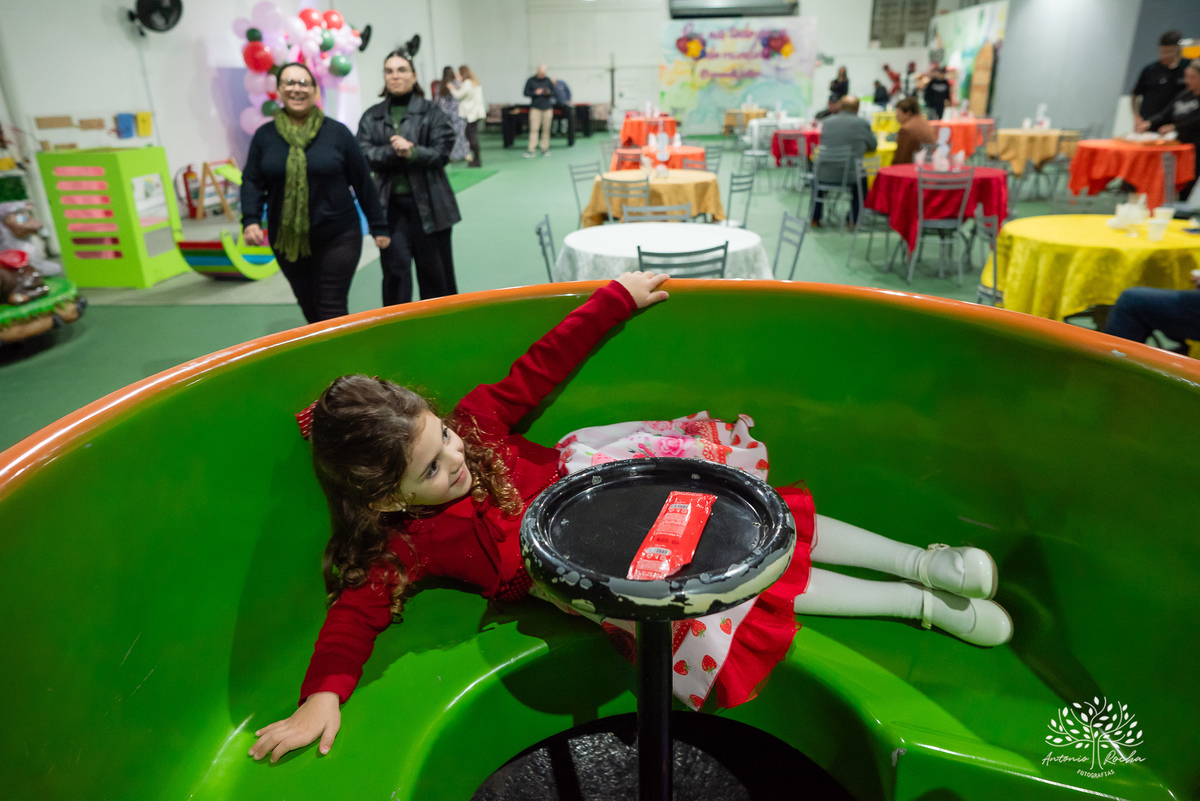 Martina - infância - festa de 4 anos - espontaneidade - brincadeiras - fotografia infantil - celebração em família - fotografias de aniversário - registro fotográfico - Antonio Rocha Fotografias – Pelotas – cassia noble festas - Kopereck