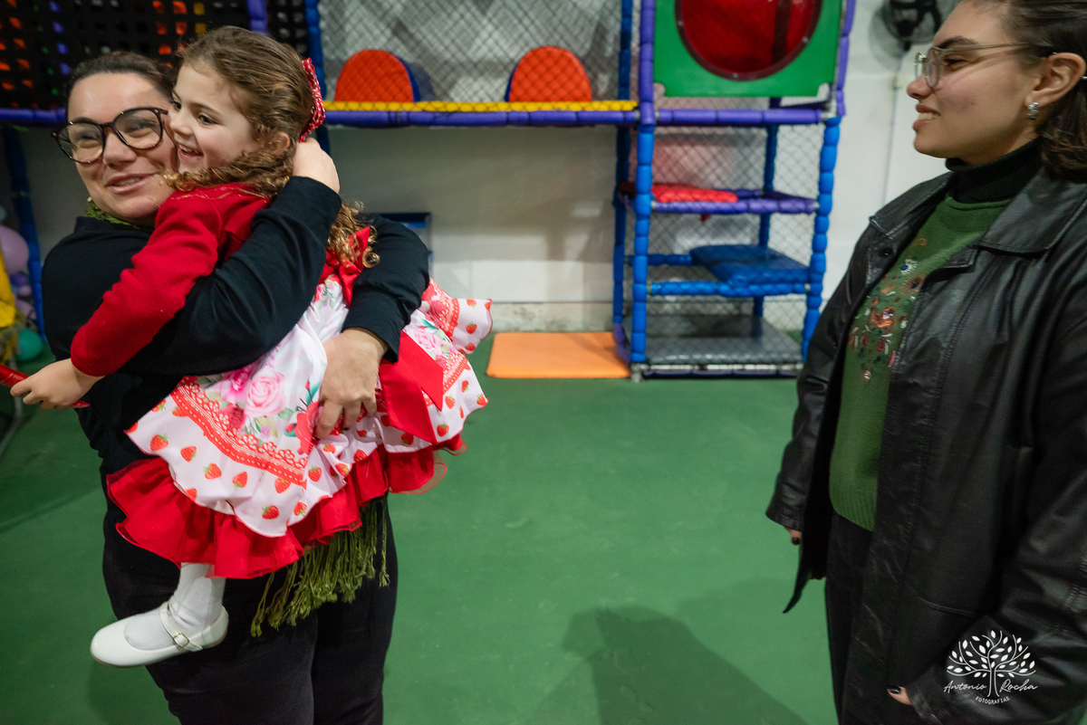 Martina - infância - festa de 4 anos - espontaneidade - brincadeiras - fotografia infantil - celebração em família - fotografias de aniversário - registro fotográfico - Antonio Rocha Fotografias – Pelotas – cassia noble festas - Kopereck