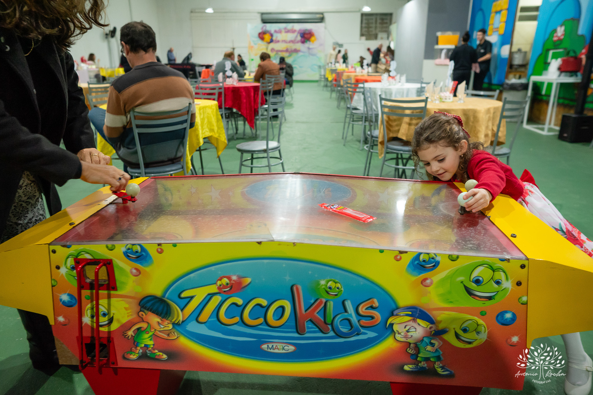 Martina - infância - festa de 4 anos - espontaneidade - brincadeiras - fotografia infantil - celebração em família - fotografias de aniversário - registro fotográfico - Antonio Rocha Fotografias – Pelotas – cassia noble festas - Kopereck