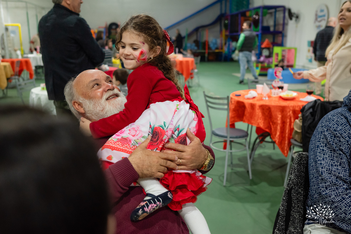Martina - infância - festa de 4 anos - espontaneidade - brincadeiras - fotografia infantil - celebração em família - fotografias de aniversário - registro fotográfico - Antonio Rocha Fotografias – Pelotas – cassia noble festas - Kopereck
