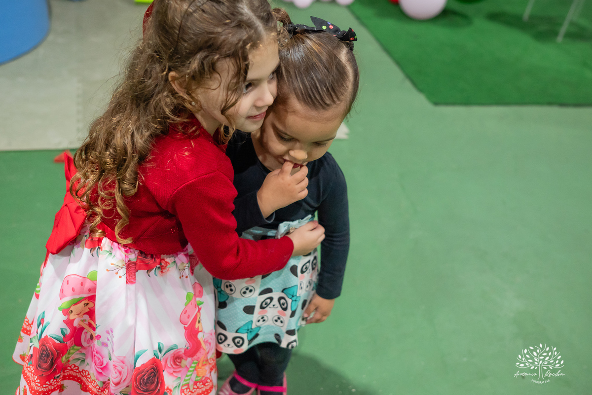 Martina - infância - festa de 4 anos - espontaneidade - brincadeiras - fotografia infantil - celebração em família - fotografias de aniversário - registro fotográfico - Antonio Rocha Fotografias – Pelotas – cassia noble festas - Kopereck