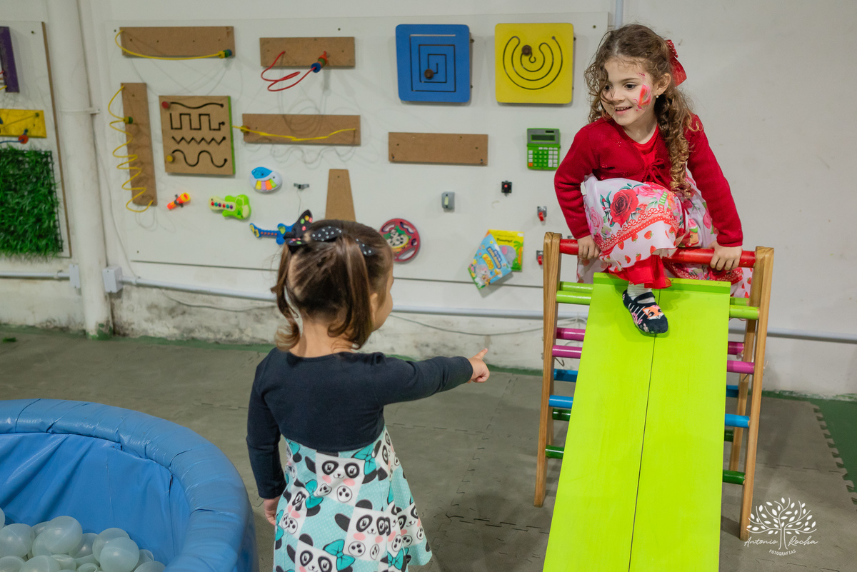Martina - infância - festa de 4 anos - espontaneidade - brincadeiras - fotografia infantil - celebração em família - fotografias de aniversário - registro fotográfico - Antonio Rocha Fotografias – Pelotas – cassia noble festas - Kopereck
