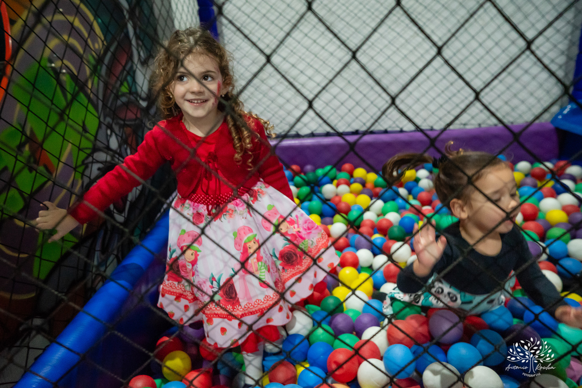 Martina - infância - festa de 4 anos - espontaneidade - brincadeiras - fotografia infantil - celebração em família - fotografias de aniversário - registro fotográfico - Antonio Rocha Fotografias – Pelotas – cassia noble festas - Kopereck