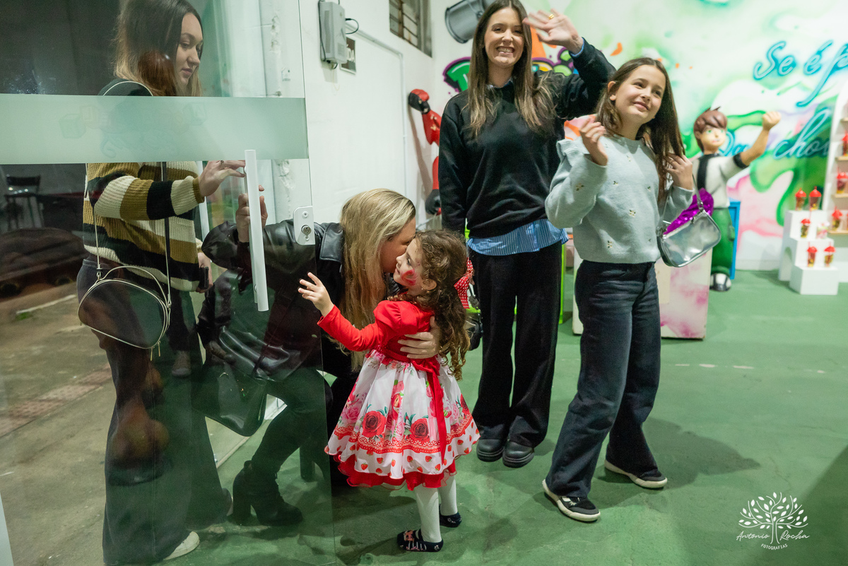 Martina - infância - festa de 4 anos - espontaneidade - brincadeiras - fotografia infantil - celebração em família - fotografias de aniversário - registro fotográfico - Antonio Rocha Fotografias – Pelotas – cassia noble festas - Kopereck