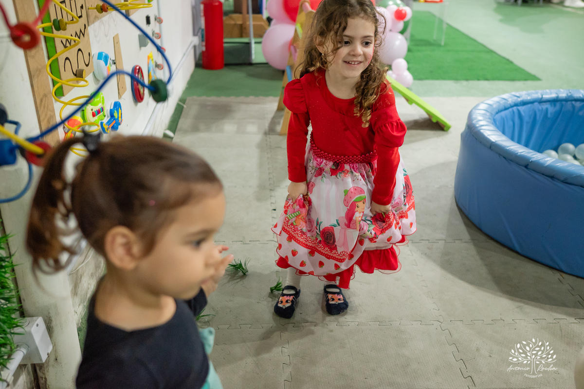 Martina - infância - festa de 4 anos - espontaneidade - brincadeiras - fotografia infantil - celebração em família - fotografias de aniversário - registro fotográfico - Antonio Rocha Fotografias – Pelotas – cassia noble festas - Kopereck