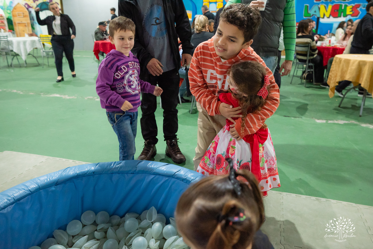 Martina - infância - festa de 4 anos - espontaneidade - brincadeiras - fotografia infantil - celebração em família - fotografias de aniversário - registro fotográfico - Antonio Rocha Fotografias – Pelotas – cassia noble festas - Kopereck