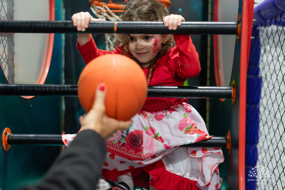 Martina - infância - festa de 4 anos - espontaneidade - brincadeiras - fotografia infantil - celebração em família - fotografias de aniversário - registro fotográfico - Antonio Rocha Fotografias – Pelotas – cassia noble festas - Kopereck