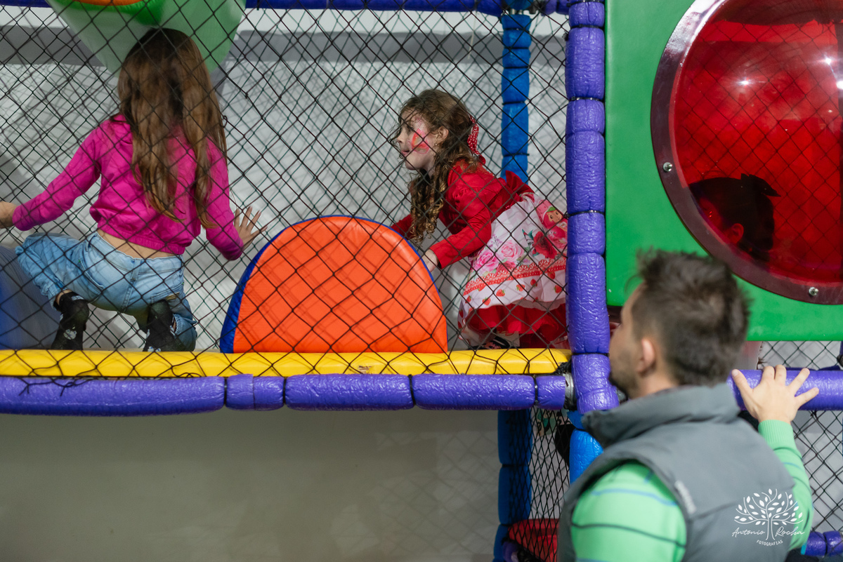 Martina - infância - festa de 4 anos - espontaneidade - brincadeiras - fotografia infantil - celebração em família - fotografias de aniversário - registro fotográfico - Antonio Rocha Fotografias – Pelotas – cassia noble festas - Kopereck