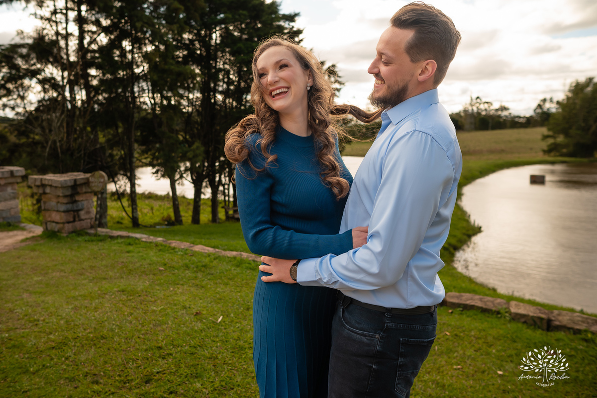 ensaio pré-wedding - Michelli e Pedro - fotografia de casal - amor e conexão - ensaio fotográfico ao entardecer - fotografia de casamento - sintonia do casal - fotógrafos de casamento - ensaio romântico - Pelotas – Antonio Rocha Fotografias
