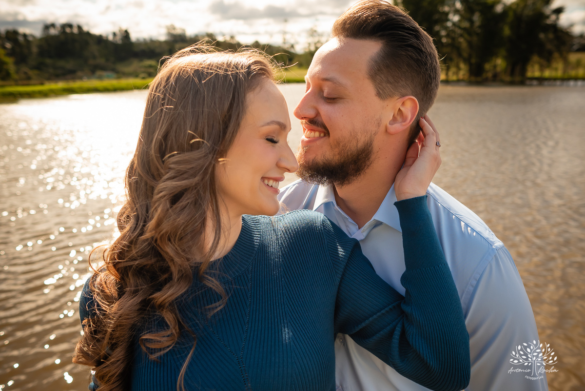ensaio pré-wedding - Michelli e Pedro - fotografia de casal - amor e conexão - ensaio fotográfico ao entardecer - fotografia de casamento - sintonia do casal - fotógrafos de casamento - ensaio romântico - Pelotas – Antonio Rocha Fotografias